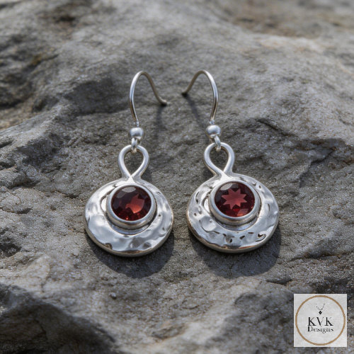Oxidized Round Hammered Earrings With Garnet