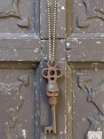 Vintage Style Skull Key Necklace: Gothic Boho Pendant